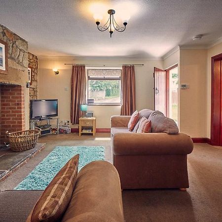 Host & Stay - Rose Cottage Bamburgh Buitenkant foto